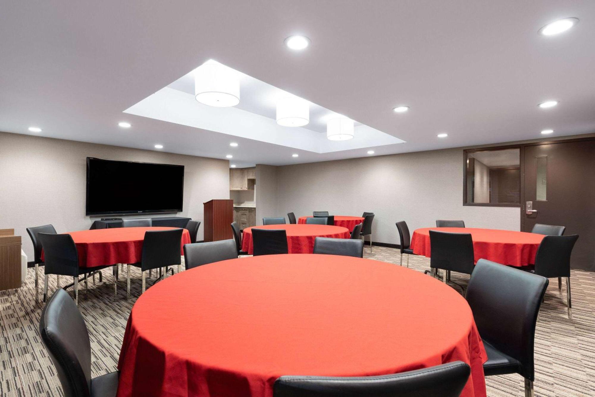 Microtel Inn & Suites By Wyndham Kirkland Lake Esterno foto