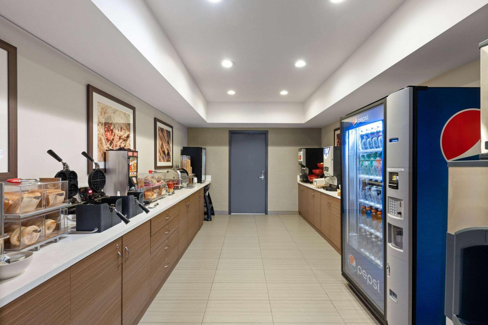 Microtel Inn & Suites By Wyndham Kirkland Lake Esterno foto