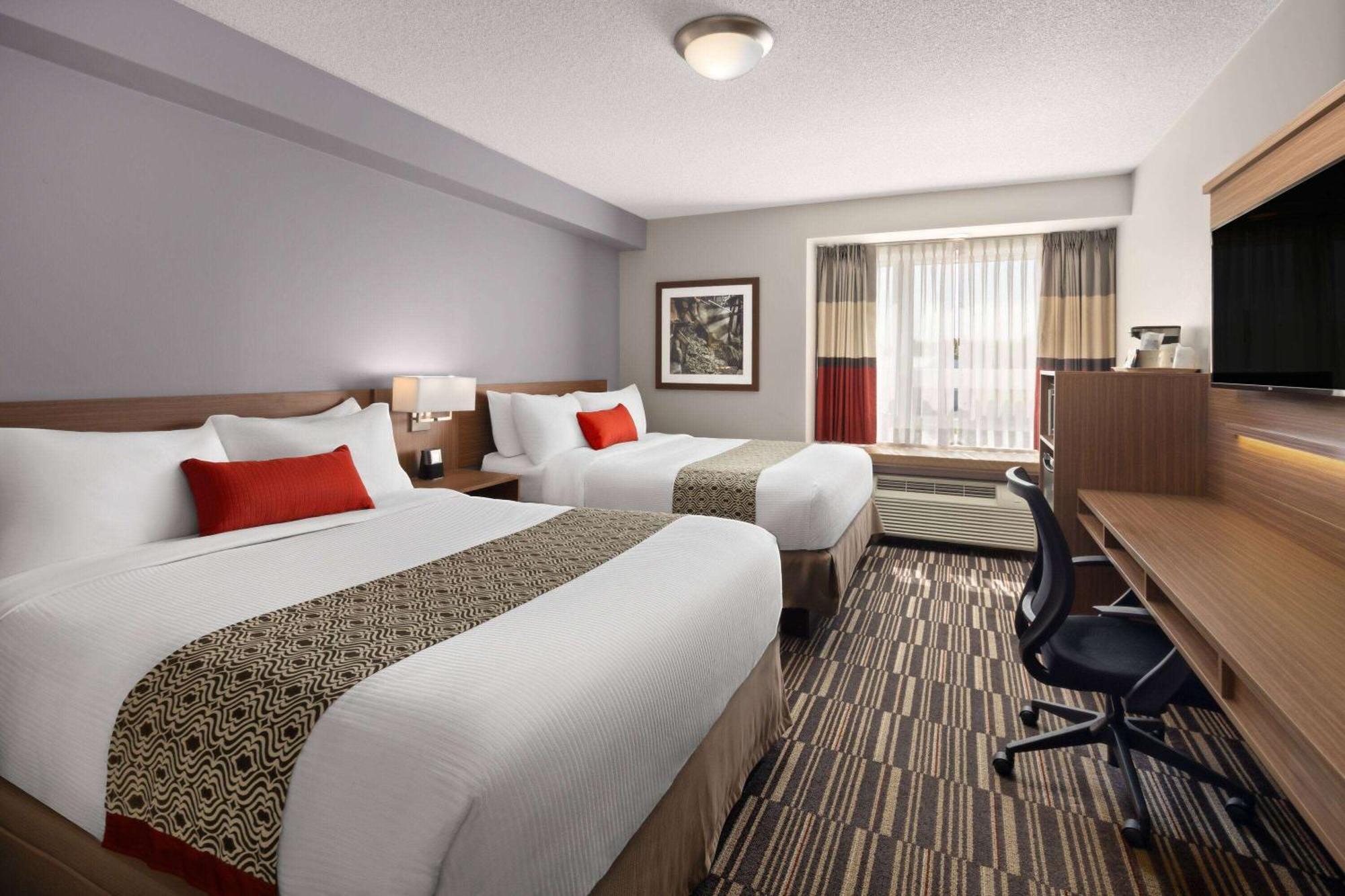 Microtel Inn & Suites By Wyndham Kirkland Lake Esterno foto
