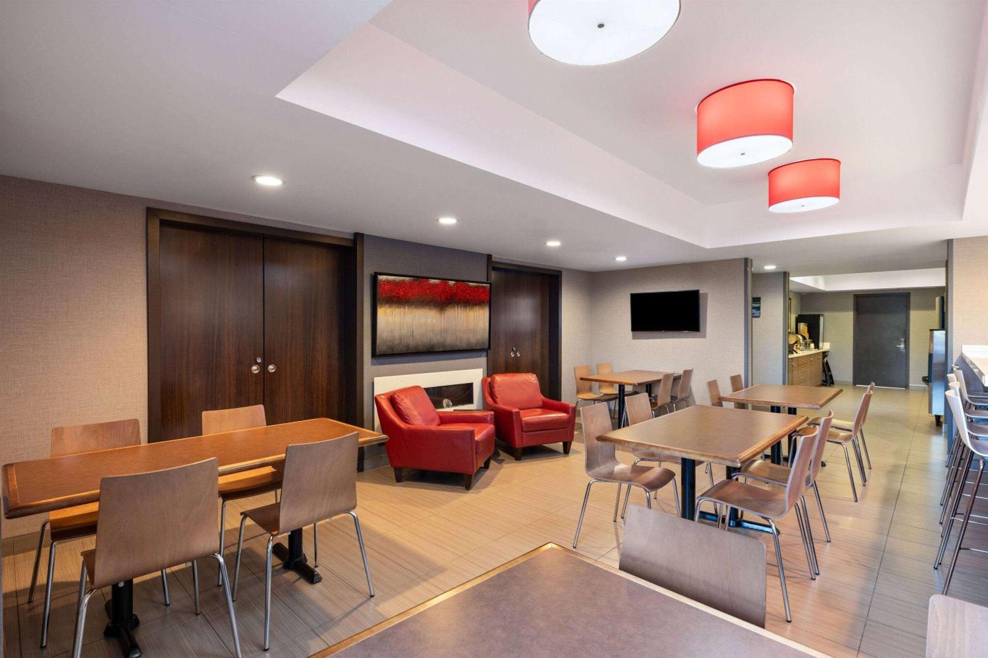 Microtel Inn & Suites By Wyndham Kirkland Lake Esterno foto