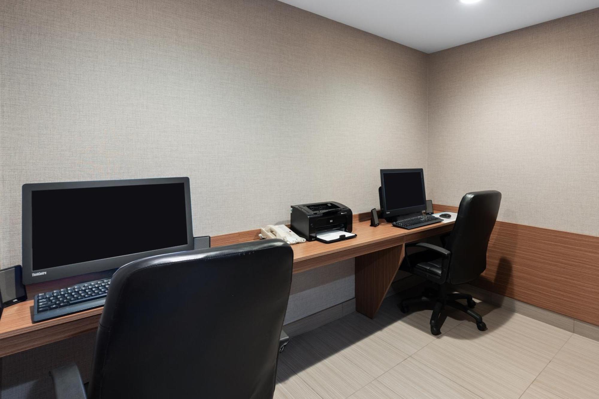 Microtel Inn & Suites By Wyndham Kirkland Lake Esterno foto